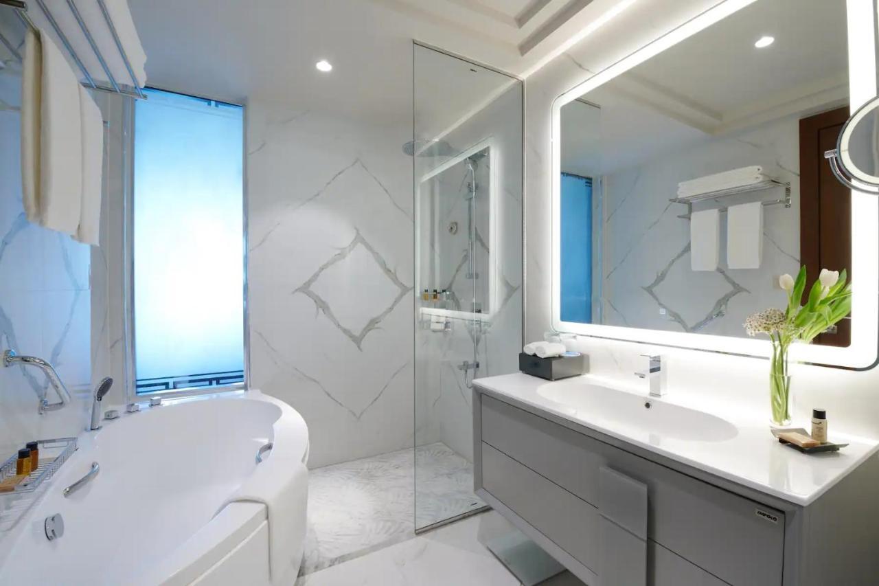 Wyndham Grand Doha West Bay Beach Bagian luar foto Bathroom