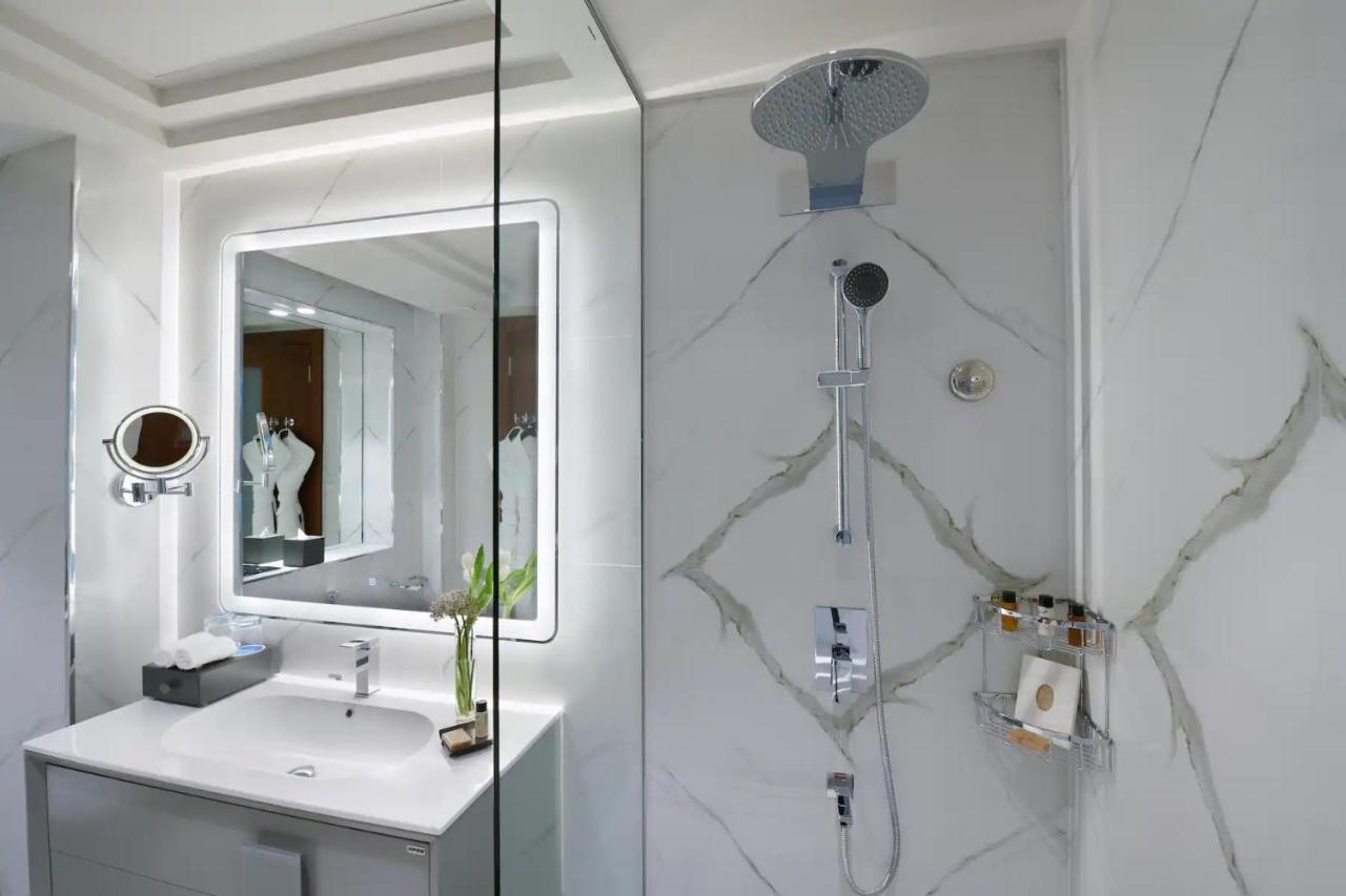Wyndham Grand Doha West Bay Beach Bagian luar foto Bathroom