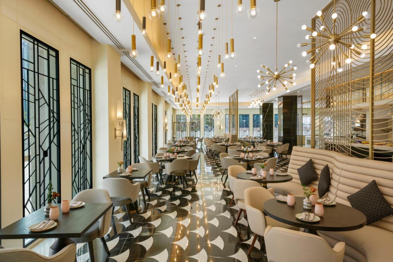 Wyndham Grand Doha West Bay Beach Bagian luar foto The restaurant
