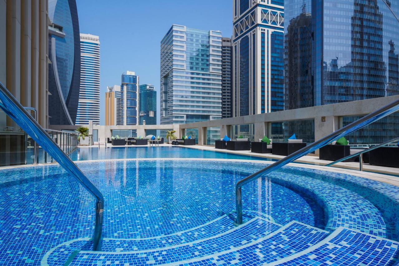 Wyndham Grand Doha West Bay Beach Bagian luar foto The swimming pool at the hotel