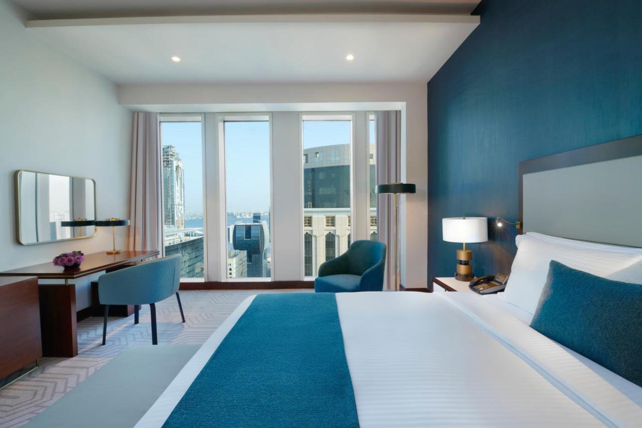 Wyndham Grand Doha West Bay Beach Bagian luar foto A guest room at the hotel