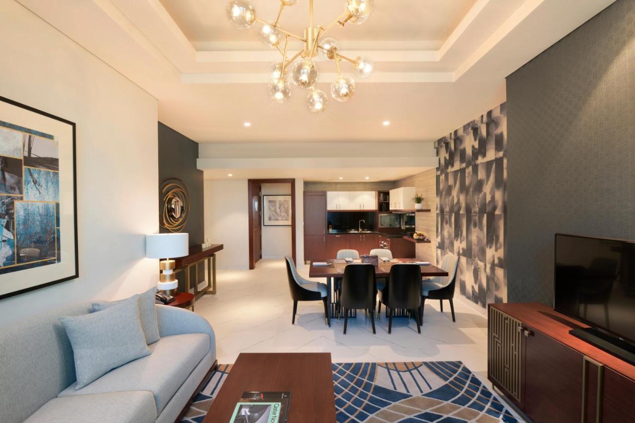 Wyndham Grand Doha West Bay Beach Bagian luar foto A living room at the hotel