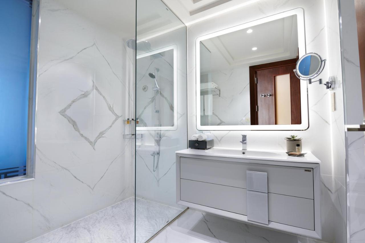 Wyndham Grand Doha West Bay Beach Bagian luar foto Bathroom