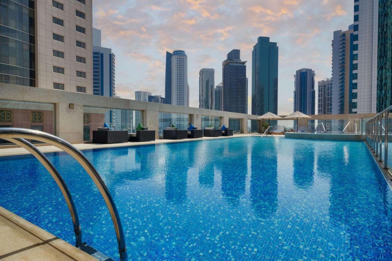 Wyndham Grand Doha West Bay Beach Bagian luar foto The swimming pool at the hotel