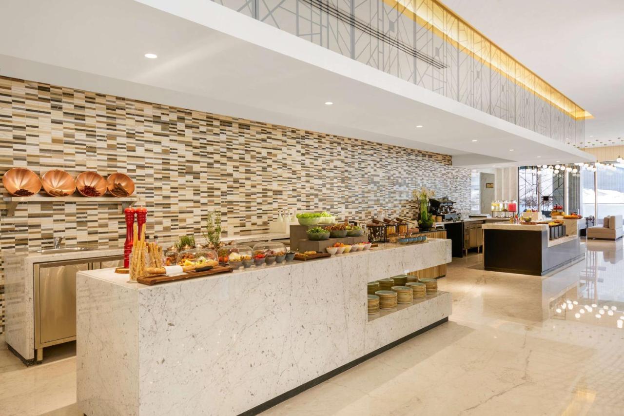 Wyndham Grand Doha West Bay Beach Bagian luar foto The buffet at the lobby