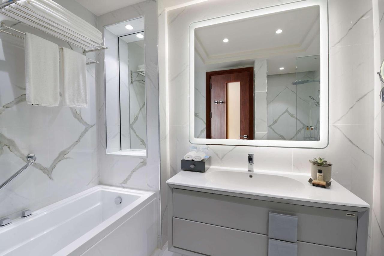 Wyndham Grand Doha West Bay Beach Bagian luar foto Bathroom