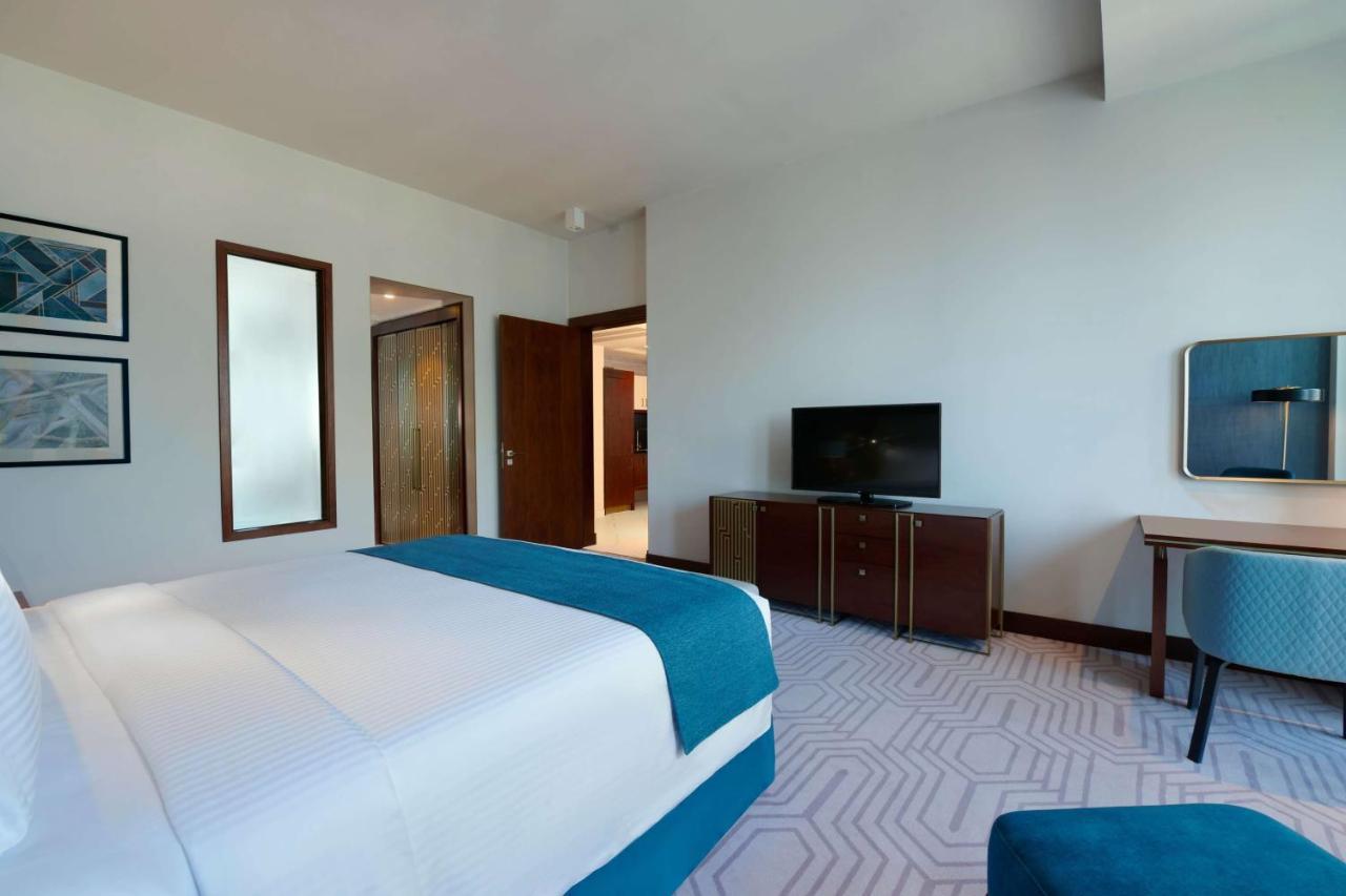 Wyndham Grand Doha West Bay Beach Bagian luar foto A bedroom at the hotel