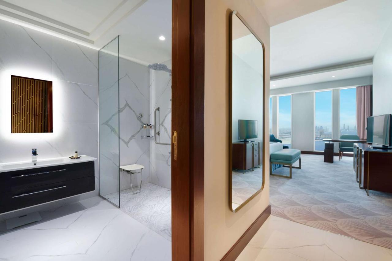Wyndham Grand Doha West Bay Beach Bagian luar foto A guest room at the hotel
