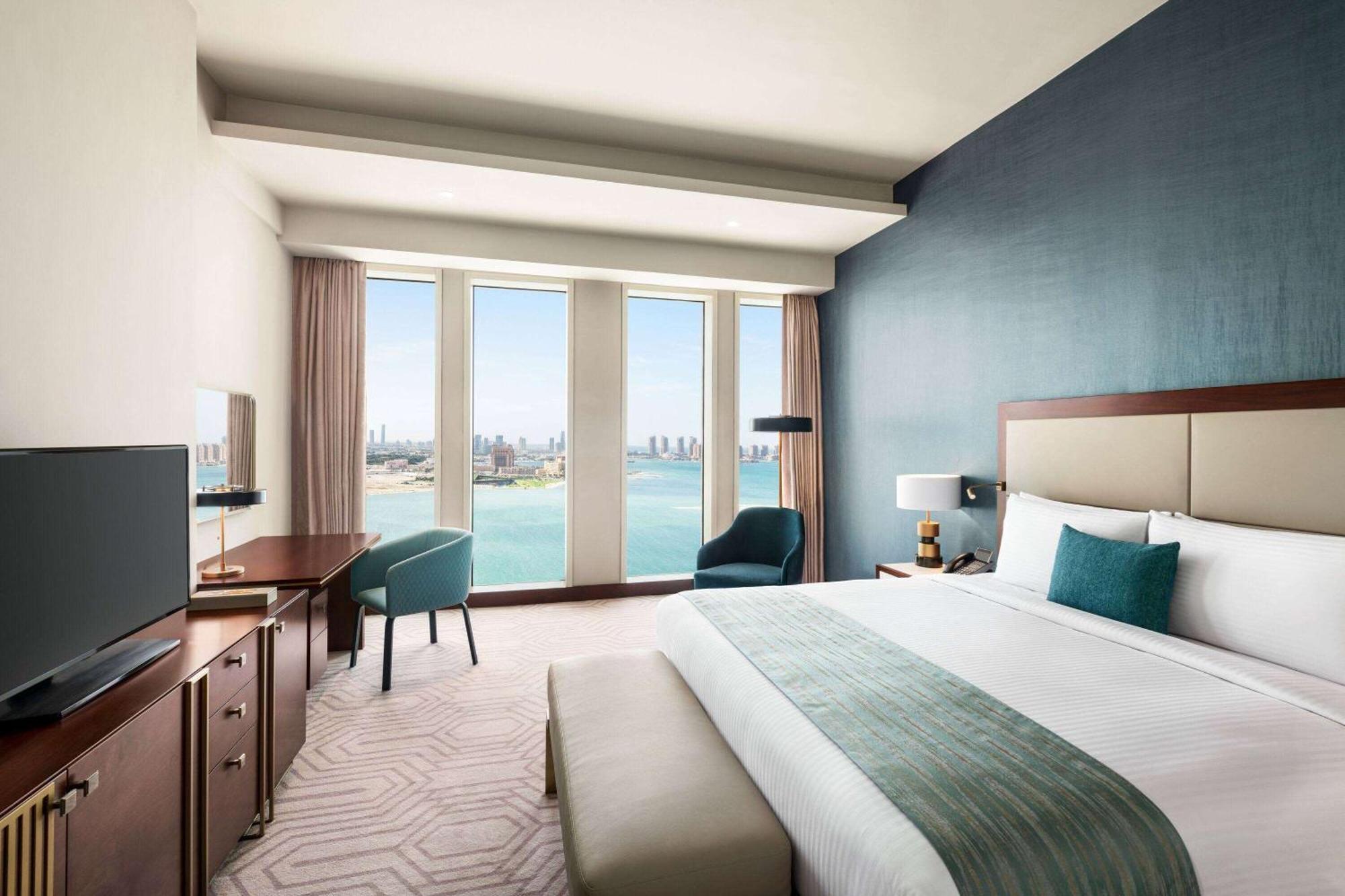 Wyndham Grand Doha West Bay Beach Bagian luar foto A guest room at the hotel