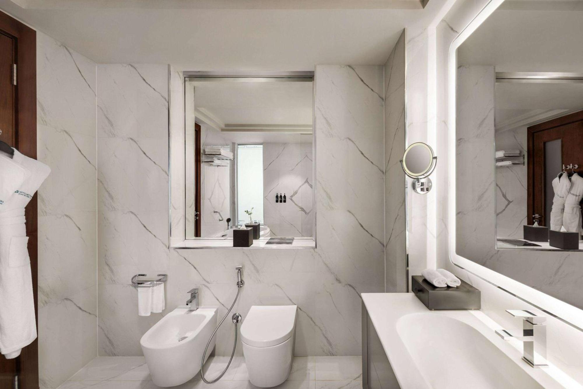 Wyndham Grand Doha West Bay Beach Bagian luar foto Bathroom