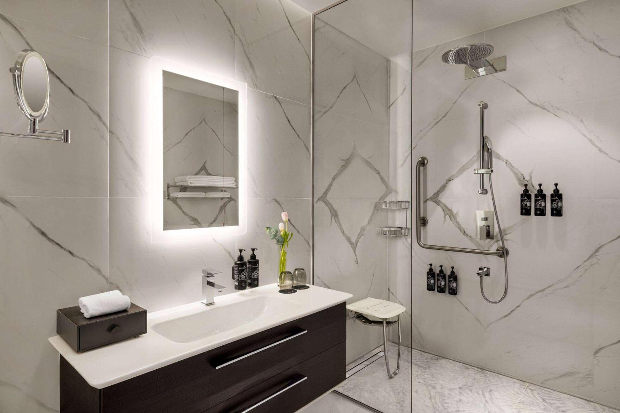 Wyndham Grand Doha West Bay Beach Bagian luar foto