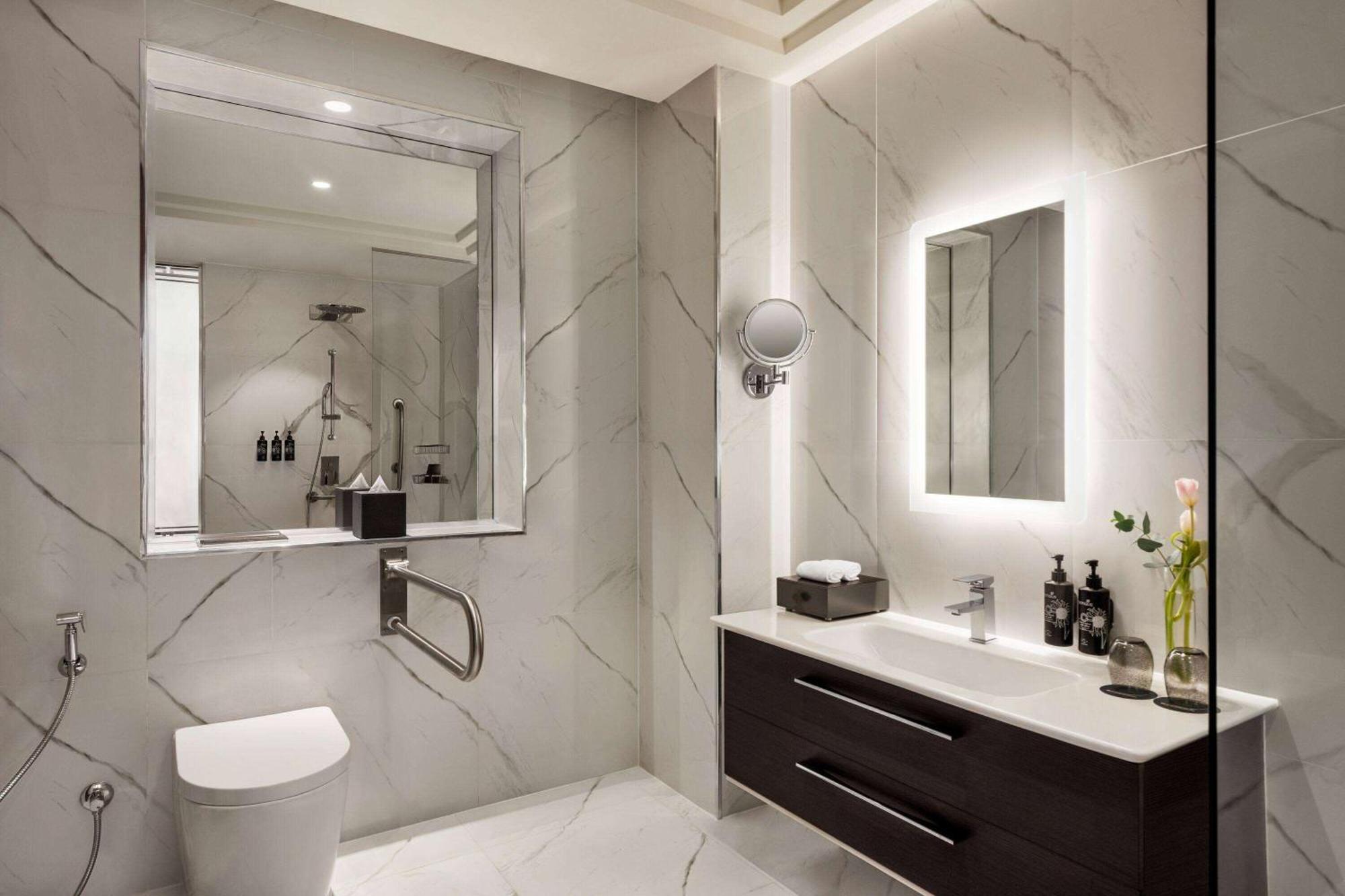 Wyndham Grand Doha West Bay Beach Bagian luar foto Bathroom
